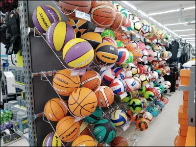 Dans lequel de ces sports joue-t-on avec un ballon rond ?