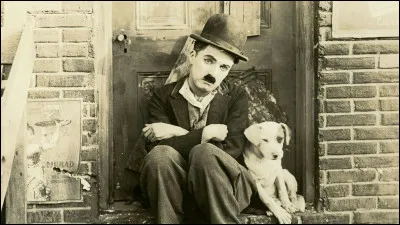 Dans quel film Charlie Chaplin incarne-t-il un personnage jouant avec un globe terrestre ?