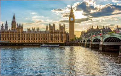 A Londres, quelle structure circulaire est surnomm&eacute;e London Eye ?