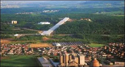 Comment appelle-t-on les habitants d'Amn&eacute;ville-les-Thermes (57) ?