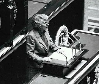 Enfin quelle femme politique et f&eacute;ministe aurait dit dans l'h&eacute;micycle en 1983 : "je suis pour l'&eacute;galit&eacute; des sexes, et je prendrai moi m&ecirc;me des mesures ! " ?