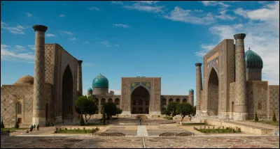 Que signifie le nom la place du R&eacute;gistan, &agrave; Samarcande, regroupant trois m&eacute;dersas (&Eacute;tablissement d'enseignement religieux musulman) monumentales ?