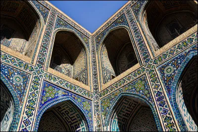 Une des trois m&eacute;dersas est d&eacute;di&eacute;e &agrave; Ulugh Beg. Quelle &eacute;tait son activit&eacute; ?