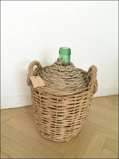 Dans quelle pi&egrave;ce de th&eacute;&acirc;tre trouve-t-on Claire Zahanassian ?