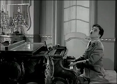 Dans quel film de Chaplin peut-on voir un solo au piano ?