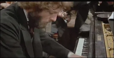 Dans le film "Music Lovers", Richard Chamberlain interpr&egrave;te avec brio Tcha&iuml;kovski au piano. Qui est le r&eacute;alisateur de ce film de 1975 ?
