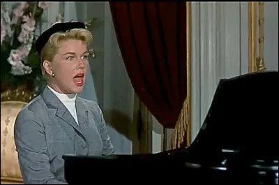 Dans quel film d'Hitchcock, Doris Day chante-t-elle au piano &agrave; pleine voix afin d'attirer son fils, d&eacute;tenu dans une ambassade ?