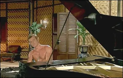 Dans quel film B&eacute;bel nous r&eacute;serve-t-il un solo de piano charmeur ?