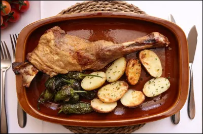 L'&eacute;paule d'agneau de lait r&ocirc;tie dans son jus de Castille-et-Le&oacute;n est un plat traditionnel de la gastronomie de quel pays ?