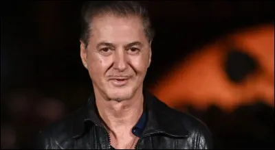 Qui est ce chanteur dont l'une des chansons s'intitule ''&Eacute;paule tattoo'' ?