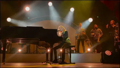 Quelle chanteuse fran&ccedil;aise est auteure-compositrice et interpr&egrave;te du titre ''Une nuit sur son &eacute;paule'' ?