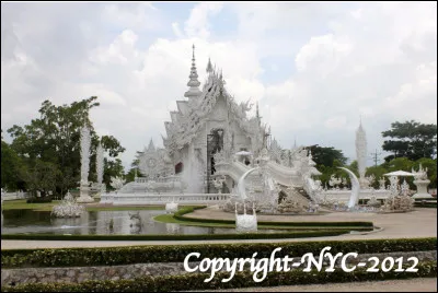 Quand le soleil se cache derri&egrave;re le temple bouddhiste contemporain Wat Rong Khun pr&egrave;s de la ville de Chiang Rai, o&ugrave; est-on ?