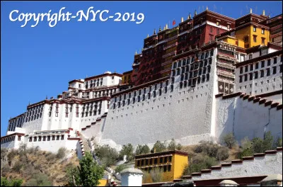 Quand le soleil se l&egrave;ve sur le palais du Potala, ex-r&eacute;sidence du dala&iuml;-lama, o&ugrave; est-on ?