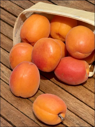 Quel fruit est orange &agrave; l'ext&eacute;rieur et sucr&eacute; &agrave; l'int&eacute;rieur, souvent utilis&eacute; en confiture ?