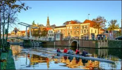 Comment appelle-t-on les habitants d'Amsterdam (Pays-Bas) ?