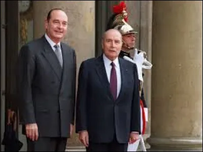 Comment appelle-t-on la p&eacute;riode 1986-1988 durant laquelle Mitterrand nomme un gouvernement de droite, suite &agrave; sa d&eacute;faite aux L&eacute;gislatives ?