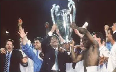 Quel est le nom de l'unique buteur de la finale qui a permis &agrave; l'OM de remporter la ligue des Champions en 1993 ?