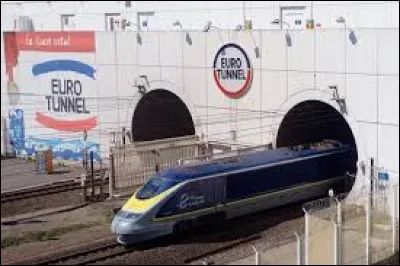 Avec quelle personnalit&eacute; britannique Fran&ccedil;ois Mitterrand inaugure-t-il officiellement le Tunnel sous la Manche en 1994 ?
