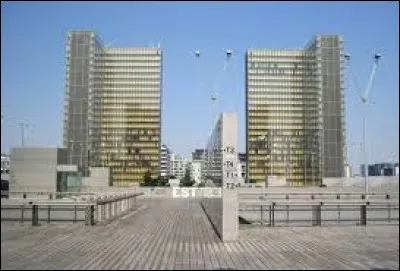 Quel est le nom officiel de la Grande Biblioth&egrave;que inaugur&eacute;e en 1995, dernier des Grands Travaux de Mitterrand ?