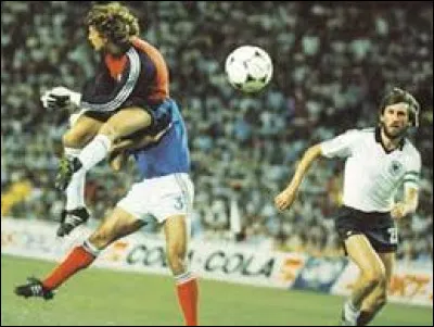 Quel exploit l'&eacute;quipe de France de football accomplit-elle lors de la Coupe du Monde 1982 en Espagne ?