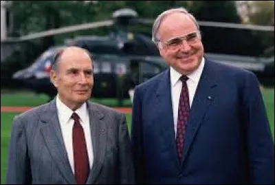 Quel &eacute;v&eacute;nement symbolique franco-allemand Mitterrand et Kohl mettent-ils en sc&egrave;ne en 1984 &agrave; Verdun ?