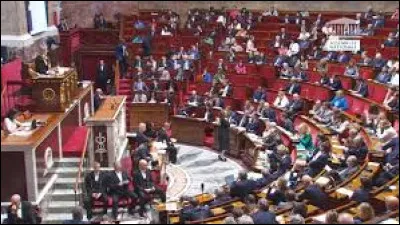 En France, &agrave; l'Assembl&eacute;e nationale, combien de d&eacute;put&eacute;s au minimum sont n&eacute;cessaires pour former un groupe politique ?