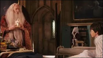 Quand Harry se r&eacute;veille de son &eacute;vanouissement, il discute avec Dumbledore et ils mangent des Drag&eacute;es Surprises de Bertie Crochue. Sur quel parfum tombe Dumbledore ?