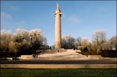 Dans quel d&eacute;partement de la r&eacute;gion Grand Est se trouve la commune de Montfaucon-d'Argonne qui se situe dans l'arrondissement de Verdun ? (Photo : le monument am&eacute;ricain sur la butte de Montfaucon).