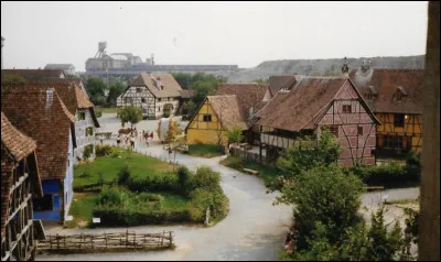 O&ugrave; peut-on visiter l'&Eacute;comus&eacute;e d'Alsace, lieu qui permet de se promener entre des maisons typiques et d'admirer le milieu naturel ?