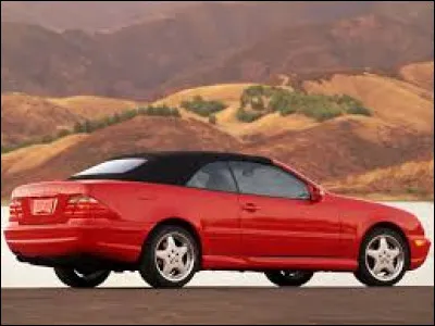 Cet autre cabriolet rouge est ...