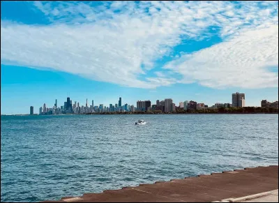 Vous &ecirc;tes arriv&eacute; au terminus oriental de la ligne : Vladivostok ! Par 13 &deg;C, vous voyez des habitants se pr&eacute;lasser sur la plage la plus connue de la ville, la plage...