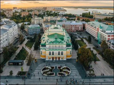 Le train longe la Volga et atteint Nijni Novgorod.Au XIXᵉ si&egrave;cle, la ville &eacute;tait surtout connue pour�