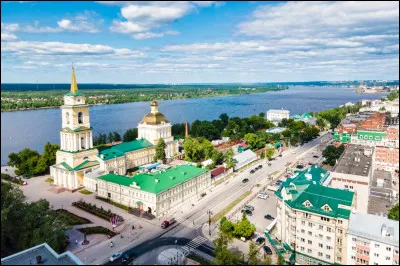 Bienvenue &agrave; Perm ! Vous arrivez dans la ville qui s&eacute;pare deux continents, dans la cha&icirc;ne de l'Oural. Elle s&eacute;pare...