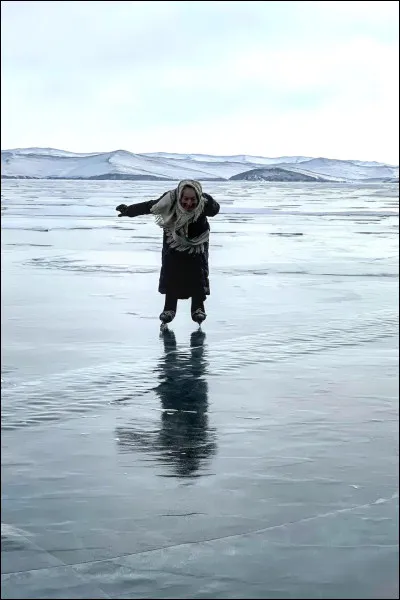 En hiver, la ligne du Transsib&eacute;rien passe sur le lac Ba&iuml;kal gel&eacute;, sur une cro&ucirc;te de glace qui d&eacute;passe parfois le m&egrave;tre !Est-il vrai ou faux qu'il est le plus grand lac d'eau douce au monde ?