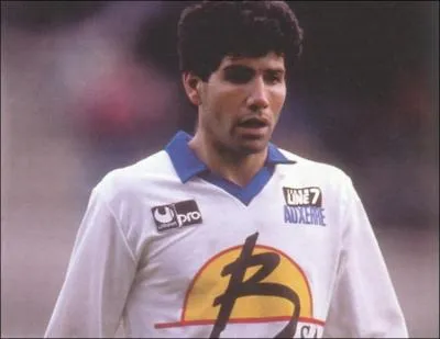 Footballeur belge qui a jou a Auxerre, c'est