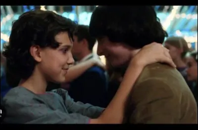 Sur quelle chanson Eleven &eacute;change-t-elle son premier baiser avec Mike ?