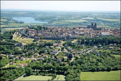 Dans quelle petite ville de Haute-Marne Louis XV a-t-il cr&eacute;&eacute; un h&ocirc;pital militaire thermal ?