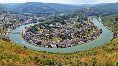 Quel est ce gros bourg, dans un m&eacute;andre de la Meuse, d'o&ugrave; partent de nombreux chemins de randonn&eacute;e vers de superbes belv&eacute;d&egrave;res ?