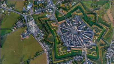 Quelle est cette petite ville du XVIe si&egrave;cle qui, vue du ciel, est au c�ur d'une &eacute;toile &agrave; 10 branches ?