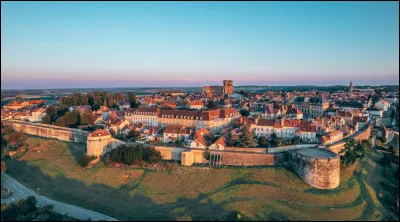 Perch&eacute;e au sommet d'un &eacute;peron rocheux cette ville, qui vit ma&icirc;tre Diderot, poss&egrave;de 3 km 500 de remparts avec portes et tours. Quel est son noms ?