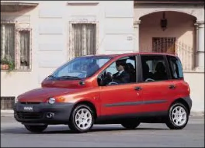 Le Fiat Multipla poss&egrave;de trois si&egrave;ges &agrave; l'avant et trois &agrave; l'arri&egrave;re.