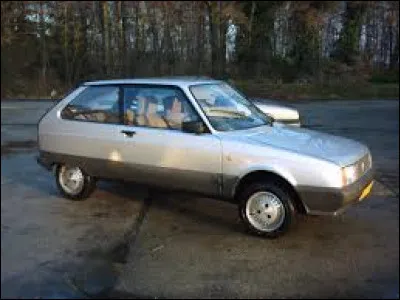 Cette voiture est une Citro&euml;n Visa.