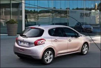 Cette voiture est une Peugeot 208.