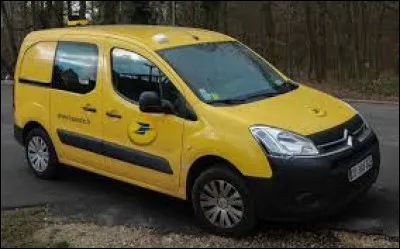 Pour faire sa tourn&eacute;e, ce facteur utilise un Citro&euml;n Berlingo.