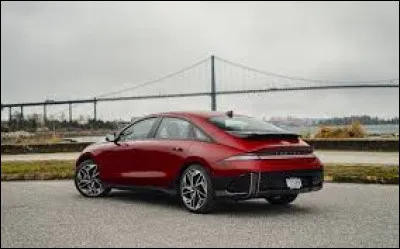 Cette voiture est une Porsche.