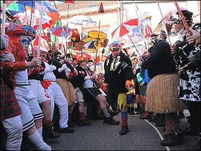 Comment se nomme la bande de joyeux drilles, lors du carnaval de Dunkerque ?