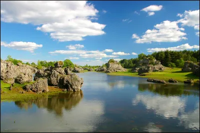 Le lac des Rives est un lac &eacute;ph&eacute;m&egrave;re qui a refait surface fin janvier 2026 sur le plateau du Larzac. Dans quel d&eacute;partement se situe-t-il ?