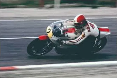 Ce pilote motocycliste a remport&eacute; quinze titres mondiaux, dans deux cat&eacute;gories diff&eacute;rentes (350 et 500) pendant cinq ann&eacute;es cons&eacute;cutives, de 1968 &agrave; 1972 : il s'agit de ...