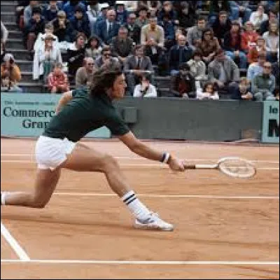 Ce joueur de tennis a remport&eacute; les internationaux de France de Roland Garros en 1976 et dix titres en simple entre 1971 et 1980 : c'est ...