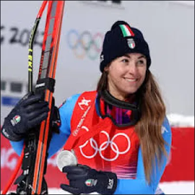 Quelle est cette skieuse, sp&eacute;cialiste des &eacute;preuves de vitesse, premi&egrave;re Italienne sacr&eacute;e championne olympique de descente lors des Jeux d'hiver 2018 &agrave; Pyeongchang ?